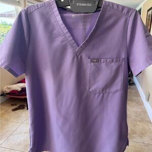 FIGS Women’s Catarina Scrub Top Medium in Lavender Dew